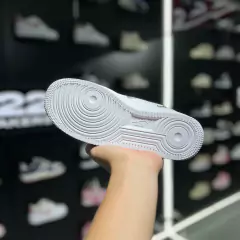 TÊNIS NIKE AIR FORCE 1 '07 LX ' SISTERHOOD-WHITE METALLIC SILVER ' - loja online