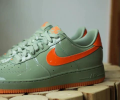 AIR FORCE 1 OIL GREEN SAFETY ORANGE na internet
