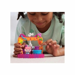 Playset Varanda Gabby's Dollhouse Show de Talentos Baby Box Cat - 4Best Play - e-commerce de brinquedos infantis