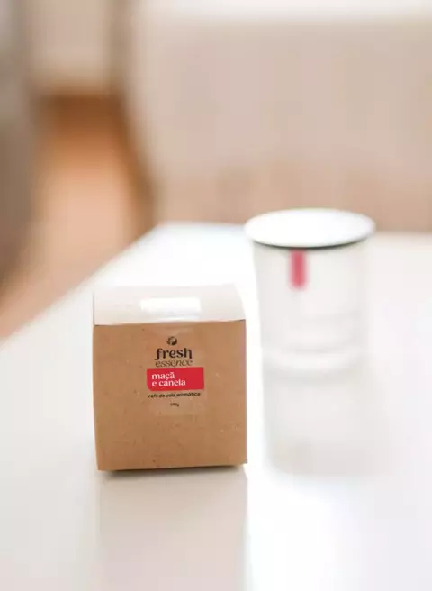 Refil de vela aromática Maçã e Canela da marca Fresh Essence em embalagem de papel kraft sobre mesa branca