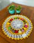 Toalha de Bandeja Pequena Redonda Primavera 45cm Crochê Artesanal - Crochê Maria Veronez