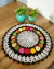Toalha de Bandeja Pequena Redonda Primavera 45cm Crochê Artesanal - comprar online