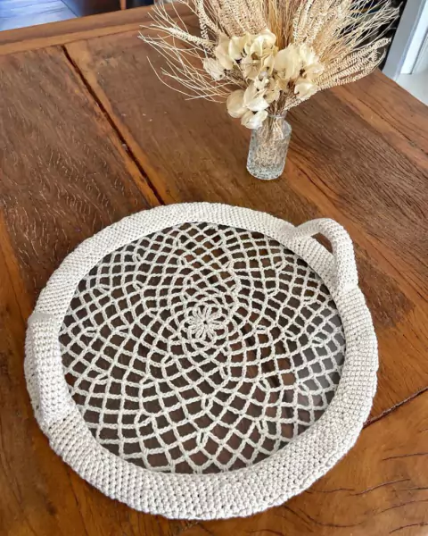 Bandeja Redonda Crochê Barbante Fino Cru com Vidro 30cm