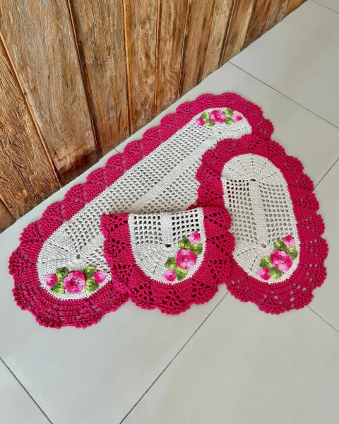 Kit Tapete e Passadeira Cozinha Oval 3 Peças Bico Leque Flor Crochê Artesanal - Crochê Maria Veronez
