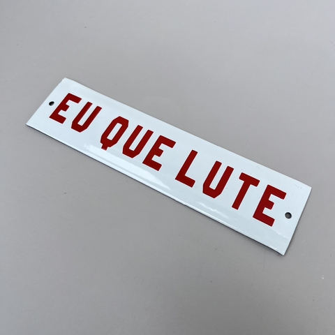 Placa Decorativa Esmaltada 20x5cm - Eu que Lute
