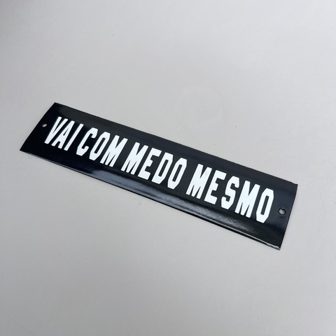 Placa Decorativa Esmaltada 20x5cm - Vai Com Medo Mesmo
