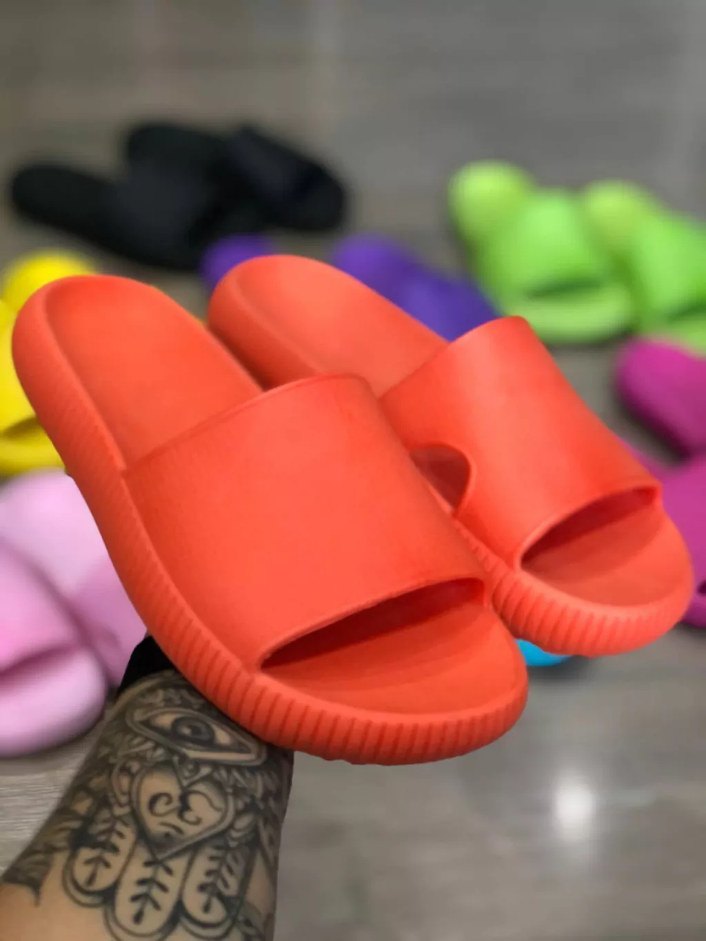 Chinelo nuvem laranja furinho