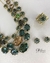 Colar curto cristais verde escuro acinzentado ouro velho | Claudia Arbex - comprar online