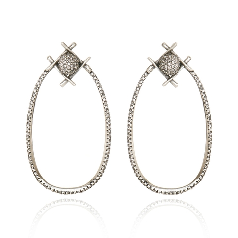 Brinco Argola estilizada Cruzada Prata Vintage | Claudia Arbex - comprar online