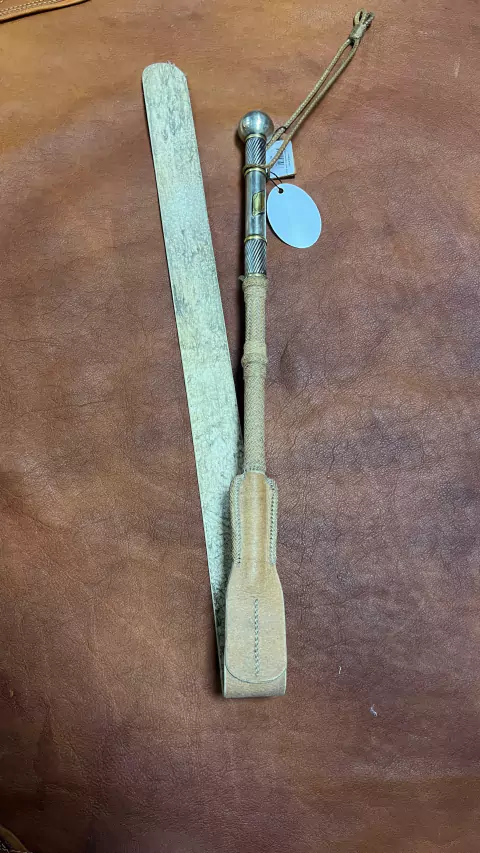 REBENQUE DE COURO CRU C/ CABO DE ALPACA E CORREDOR DUPLO