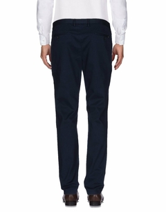 Pantalón clásico de corte regular y formal, una prenda imprescindible en tu guardarropa. Este pantalón está confeccionado con una combinación de materiales de alta calidad: poliéster, viscosa y elastano. 