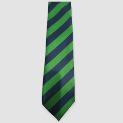 Corbata de rayas verdes y azules, elegante y moderna, ideal para ocasiones formales.