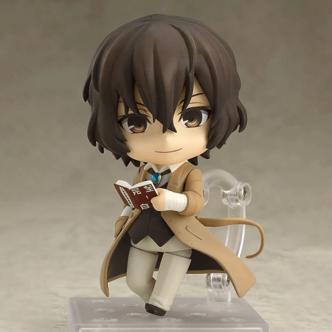 Action figure do personagem Osamu Dazai da série Bungo Stray Dogs, vestido com um casaco e segurando um livro.