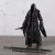 Figura de ação do Nazgul (Espectro do Anel) da Diamond Select, com roupas escuras e espada na mão, acompanhada de outras espadas no chão.