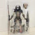 Action figure Scout Predator Ultimate da Neca, com armadura detalhada, máscara removível e acessórios variados, incluindo armas e mãos intercambiáveis, inspirado no filme O Predador 2