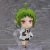 Action figure Nendoroid Sylphiette com cabelo verde, olhos vermelhos, vestindo casaco branco e shorts, segurando um cetro, em base transparente