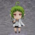 Action figure Nendoroid de Sylphiette com cabelo verde, olhos vermelhos, usando casaco branco e shorts pretos, em base transparente