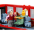 Boneco LEGO da personagem senhora com cabelo grisalho dentro do vagão do Expresso de Hogwarts, com um carrinho de serviço e assentos azuis ao redor