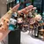 Chaveiro com personagens de Harry Potter, incluindo Harry, Hermione, Snape, Voldemort, Dobby e Draco Malfoy, pendurados em uma mão.