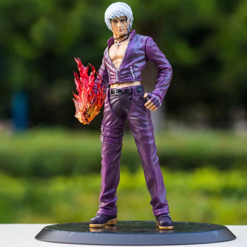 Figura de ação do personagem K Dash, da série The King of Fighters, segurando uma bola de fogo, vestindo roupas roxas.