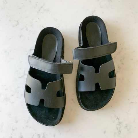 Hermes negro (cuero)