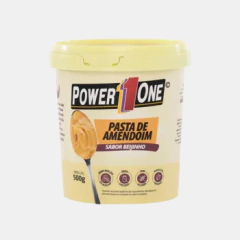 Fundo Cinza Claro com um pote de pasta de amendoim de 500g da marca Power One, pote com cor predominante sendo amarelo com letras em branco em um fundo preto. 