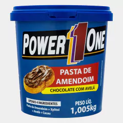 Fundo cinza claro com pote de Pasta de Amendoim Power One Creme de Avelã, pote Azul com detalhes vermelho, letras em branco.