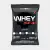 Fundo cinza claro com embalagem de Whey Turbo Black Skull 900g, Embalagem preto com letras em branco e vermelho.