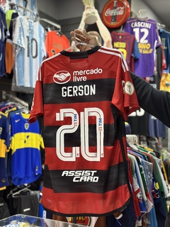 Camiseta Flamengo Titular 2023 Número 20 Gerson + Parches