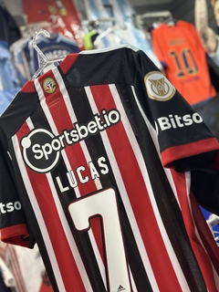 Camiseta São Paulo Titular 2023 Número 7 Lucas + Parche - comprar online