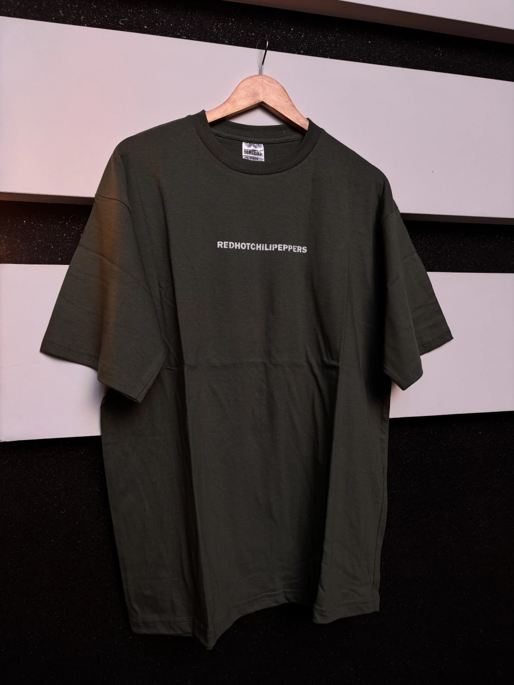 Remeras | Regular "Red Hot Chili Papers"