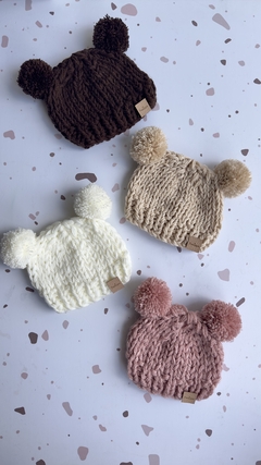 Gorro Pompones Chocolate en internet