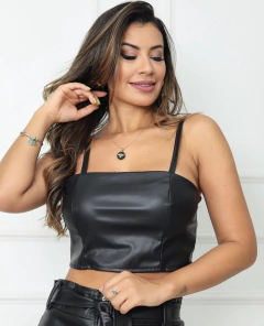 Cropped faixa couro eco