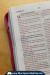 BIBLIA FUCSIA FLORES - CON CIERRE - AYUDAS QR - RVR60 en internet