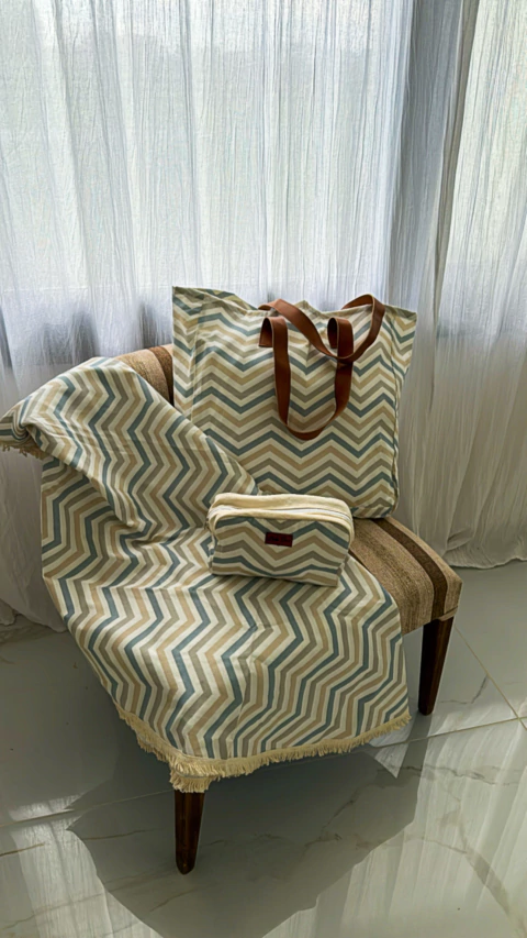 COMBO BOLSO, NECESERE Y MANTA...