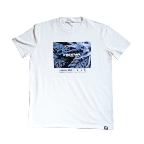 Camiseta branca com estampa em azul da Hevva Floração, apresentando gráficos e instruções de cuidados.