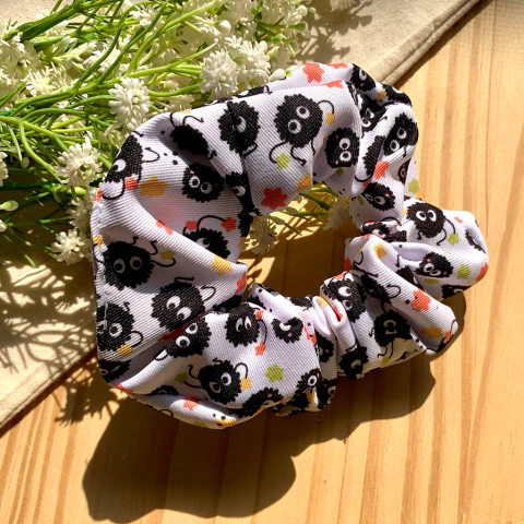 Scrunchie Susuwatari - Padronagem de Studio Ghibli