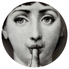 Prato de Parede Estilo Fornasetti Dedo na Boca