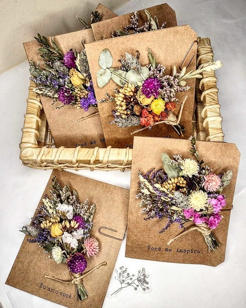 Cartão Kraft com Mini Buquê de Flores Secas – Presente Afetivo e Artesanal com Mensagem Personalizada - comprar online
