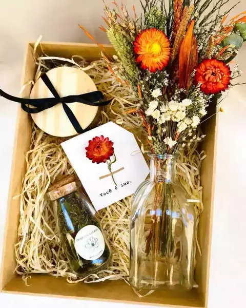 Kit Você é Luz – Presente Artesanal com Buquê, Vela Vegetal, Banho de Ervas e Cartão Personalizável - comprar online