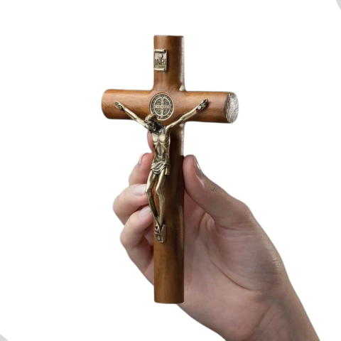 CRUCIFIXO MAD CILINDRICA 17CM PAREDE OV C/SAO BENTO