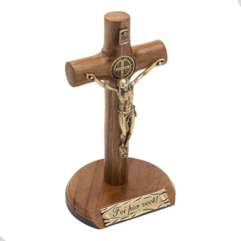 CRUCIFIXO MAD CILINDRICA 12CM MESA OV (EIS O CORDEIRO DE DEUS!)