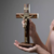 CRUCIFIXO MAD FRISADA 26CM MESA OV C/SAO BENTO ACRIL MESCLADO na internet