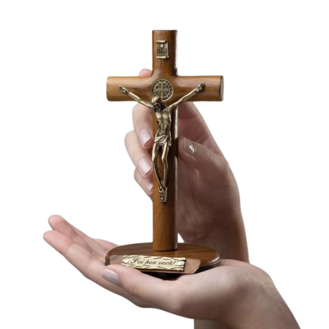 CRUCIFIXO MAD CILINDRICA 17CM MESA OV C/SAO BENTO (EIS O CORDEIRO DE DEUS!)