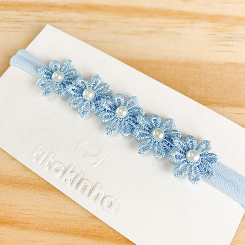Faixinha flores com pérolas azul