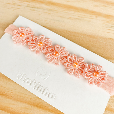 Faixinha flores com pérolas salmão
