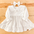 Vestido branco gola drapeada manga longa - comprar online