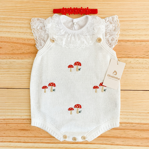 Romper jardineira branco cogumelos + body rendado + faixinha