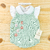 Romper jardineira verde flores + body guippir + faixinha