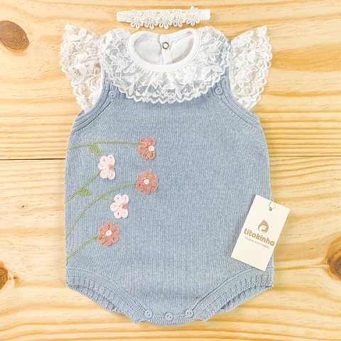 Romper jardineira azul flores + body rendado + faixinha
